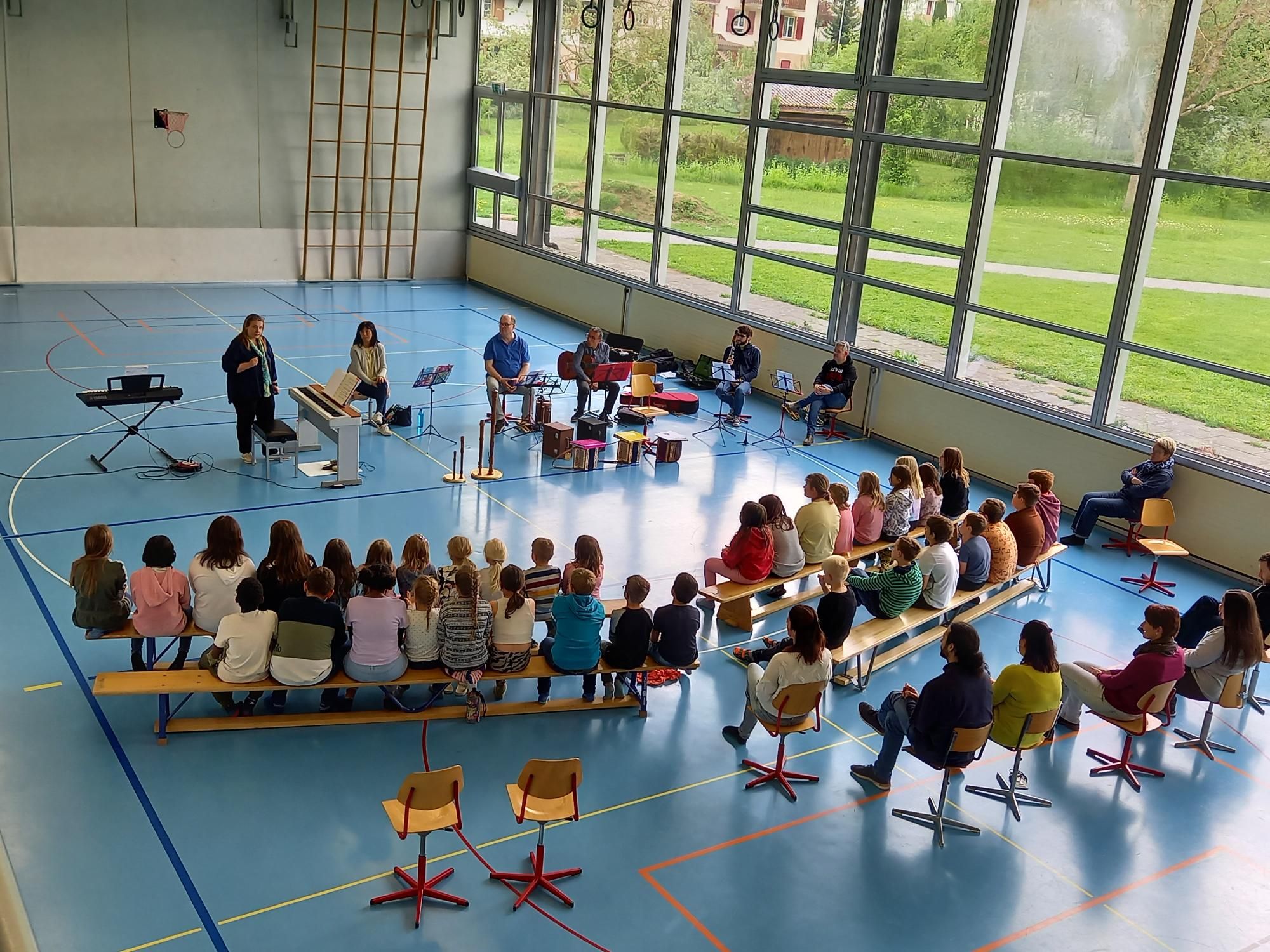 Schule_Holderbank_Instrumentenvorstellung_Turnhalle