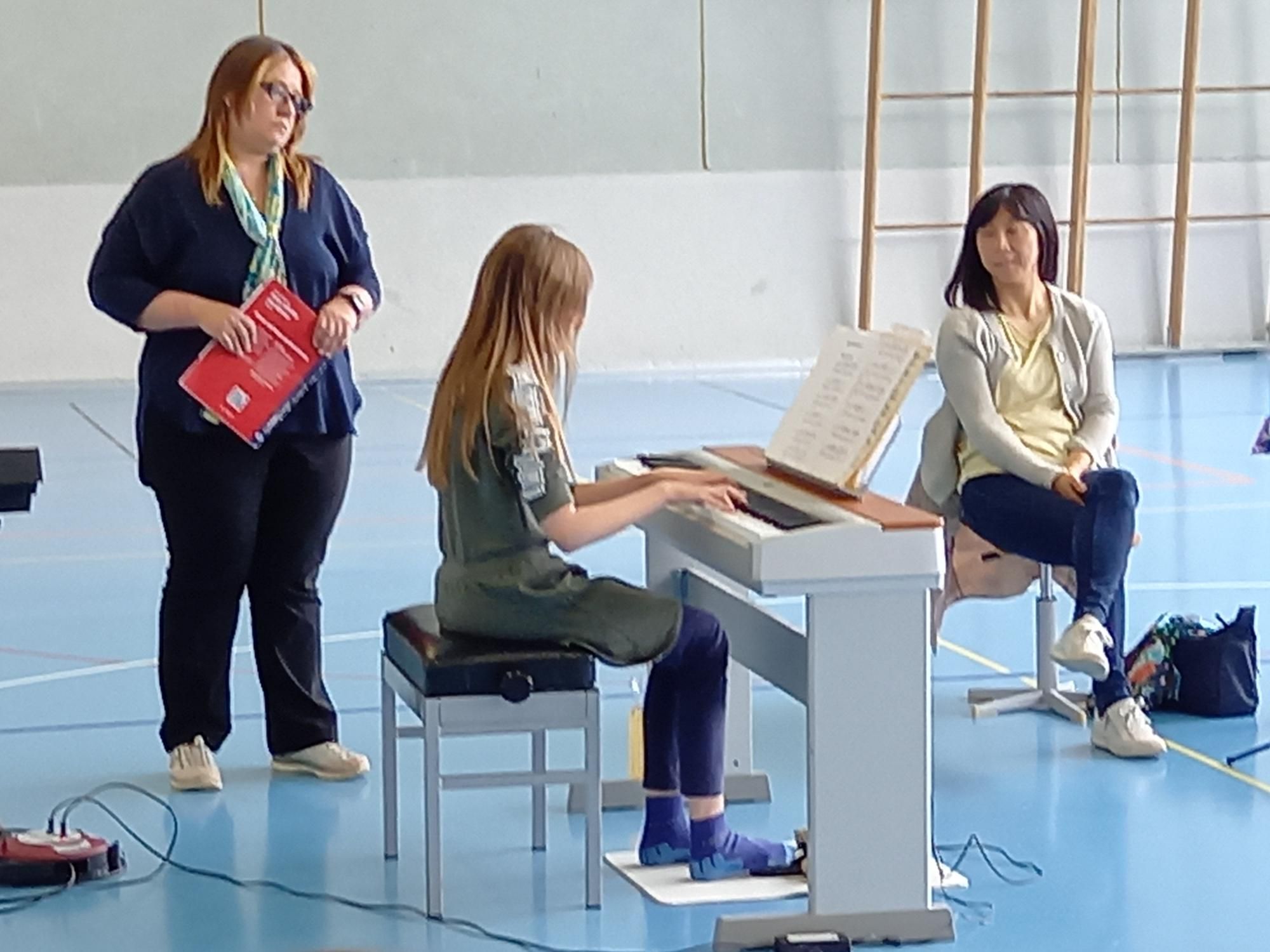 Schule_Holderbank_Instrumentenvorstellung_Klavier_Maedchen