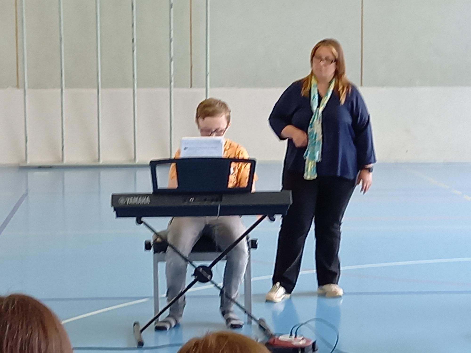 Schule_Holderbank_Instrumentenvorstellung_Klavier_Junge