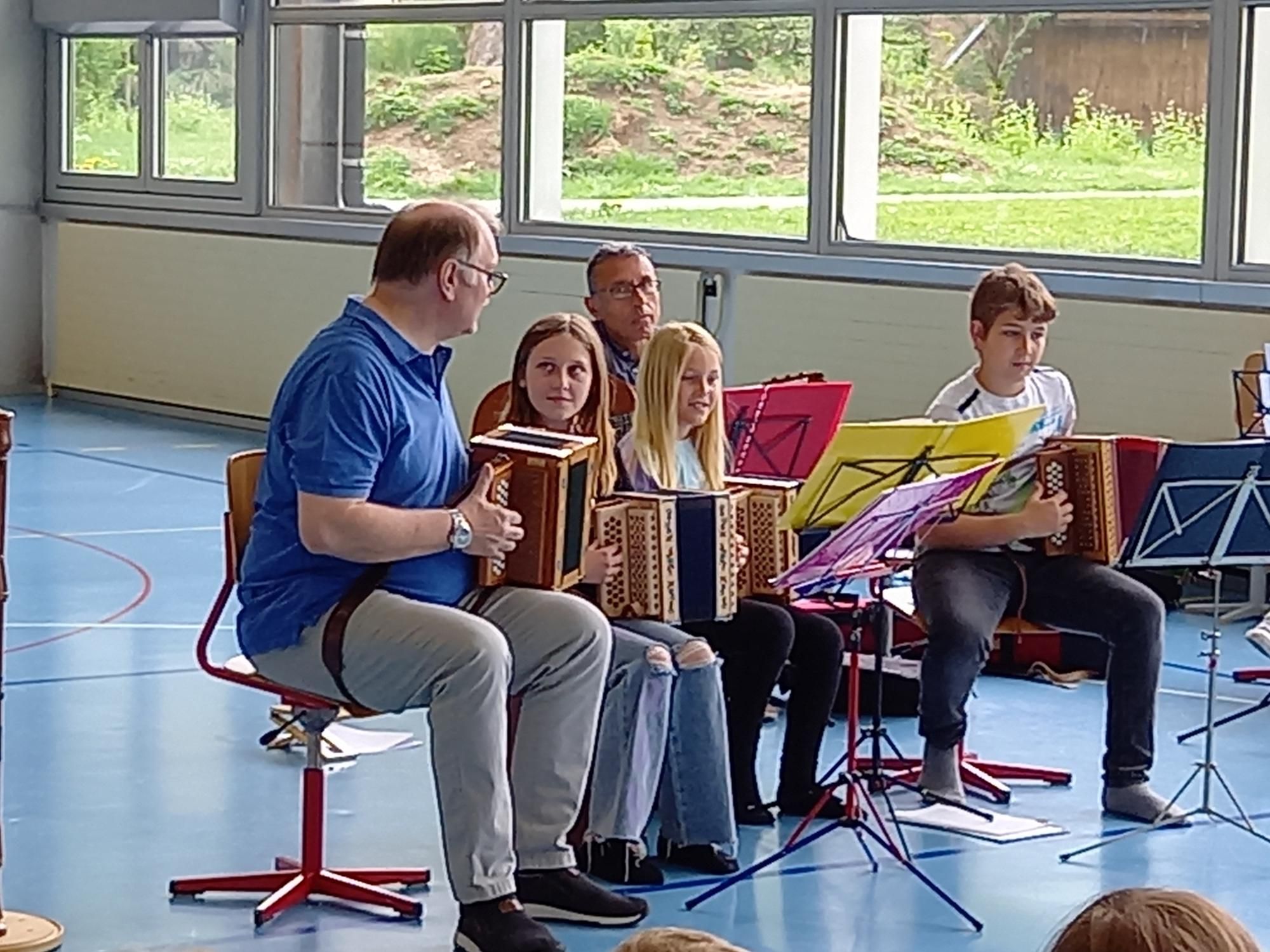 Schule_Holderbank_Instrumentenvorstellung_Gruppe_Schweizer_Oergeli