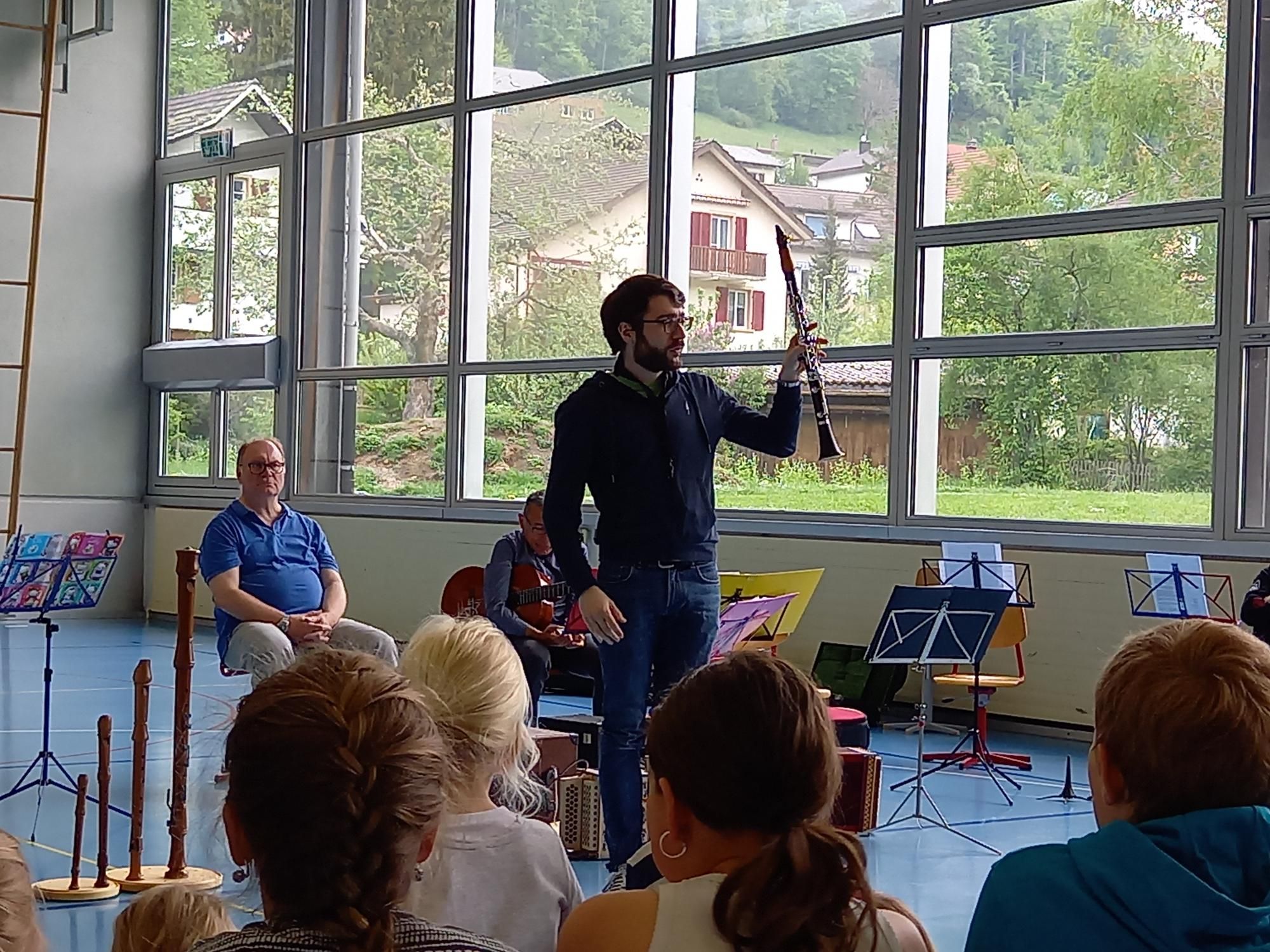 Schule_Holderbank_Instrumentenvorstellung_Klarinette