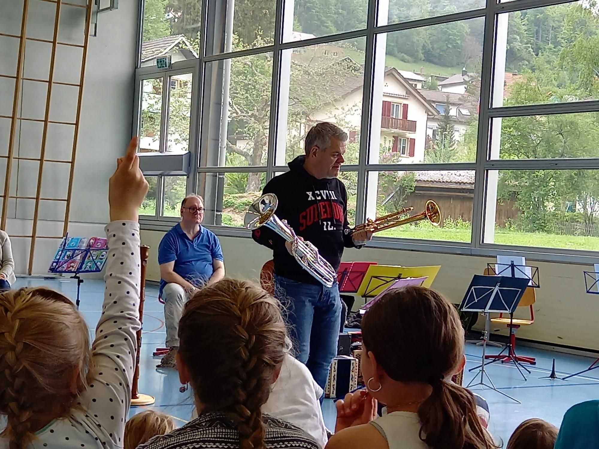 Schule_Holderbank_Instrumentenvorstellung_Blasinstrument