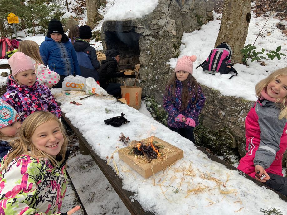 Schule Holderbank_Winter_Feuer_machen_kinder