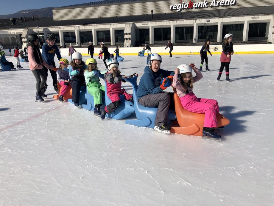 Schule Holderbank_Eislaufen_Ausflug_Gruppe