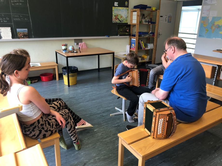 Schule_Holderbank_Instrumentenvorstellung_Schweizer_Oergeli