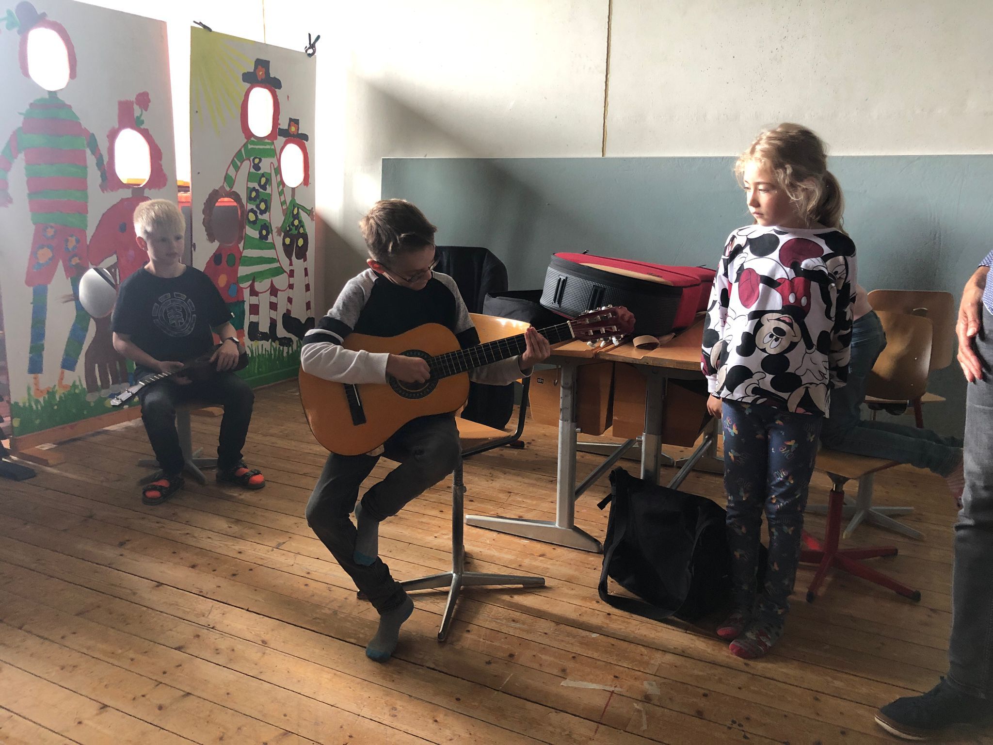 Schule_Holderbank_Instrumentenvorstellung_Gitarre