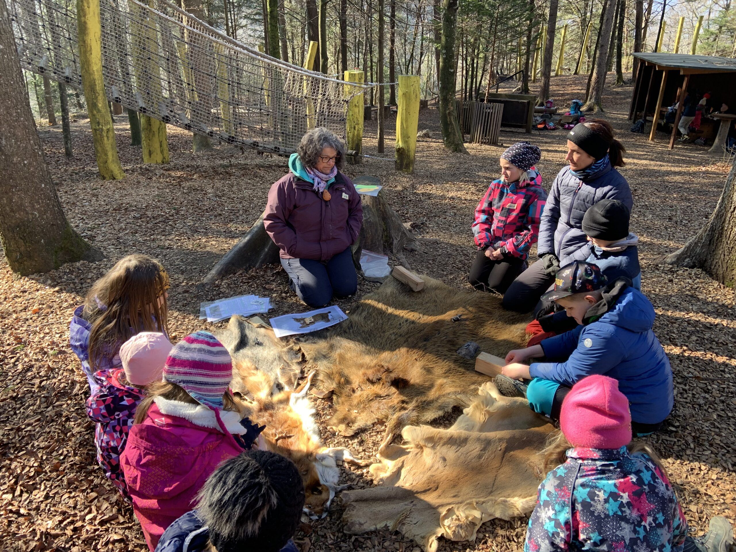 Schule_Holderbank_Naturparktag_Erklaerung_Sitzend