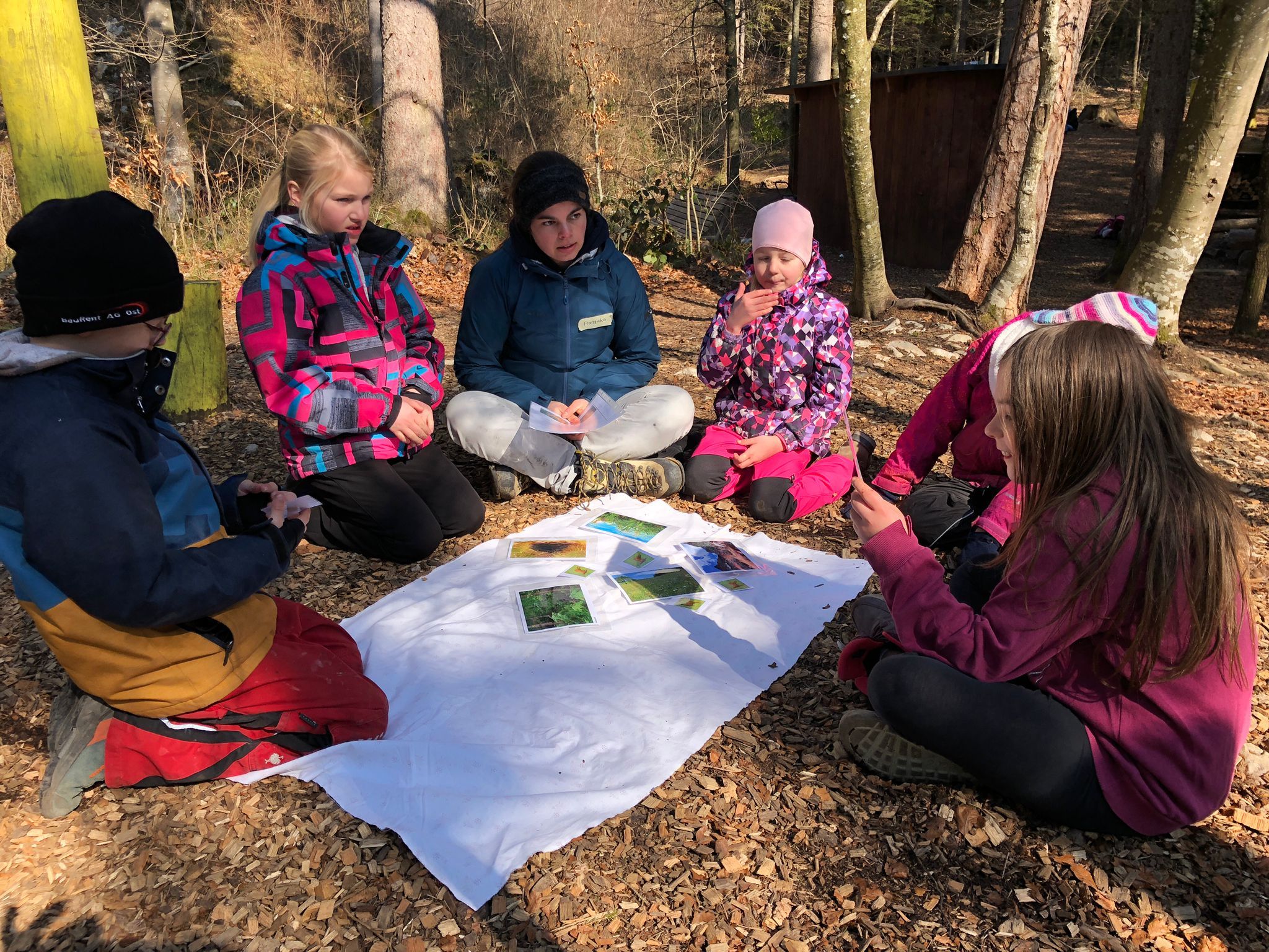 Schule_Holderbank_Naturparktag_Erklaerung_auf_tuch