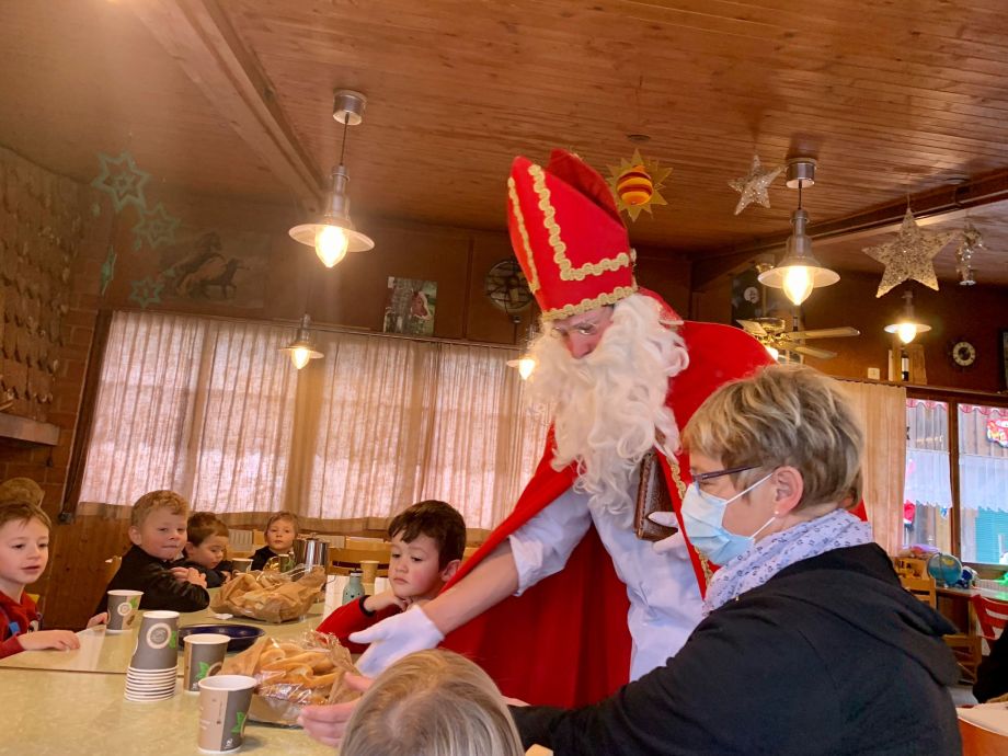 Schule Holderbank_Kindergarten_Samichlaus_Geschenk_Lehrerin