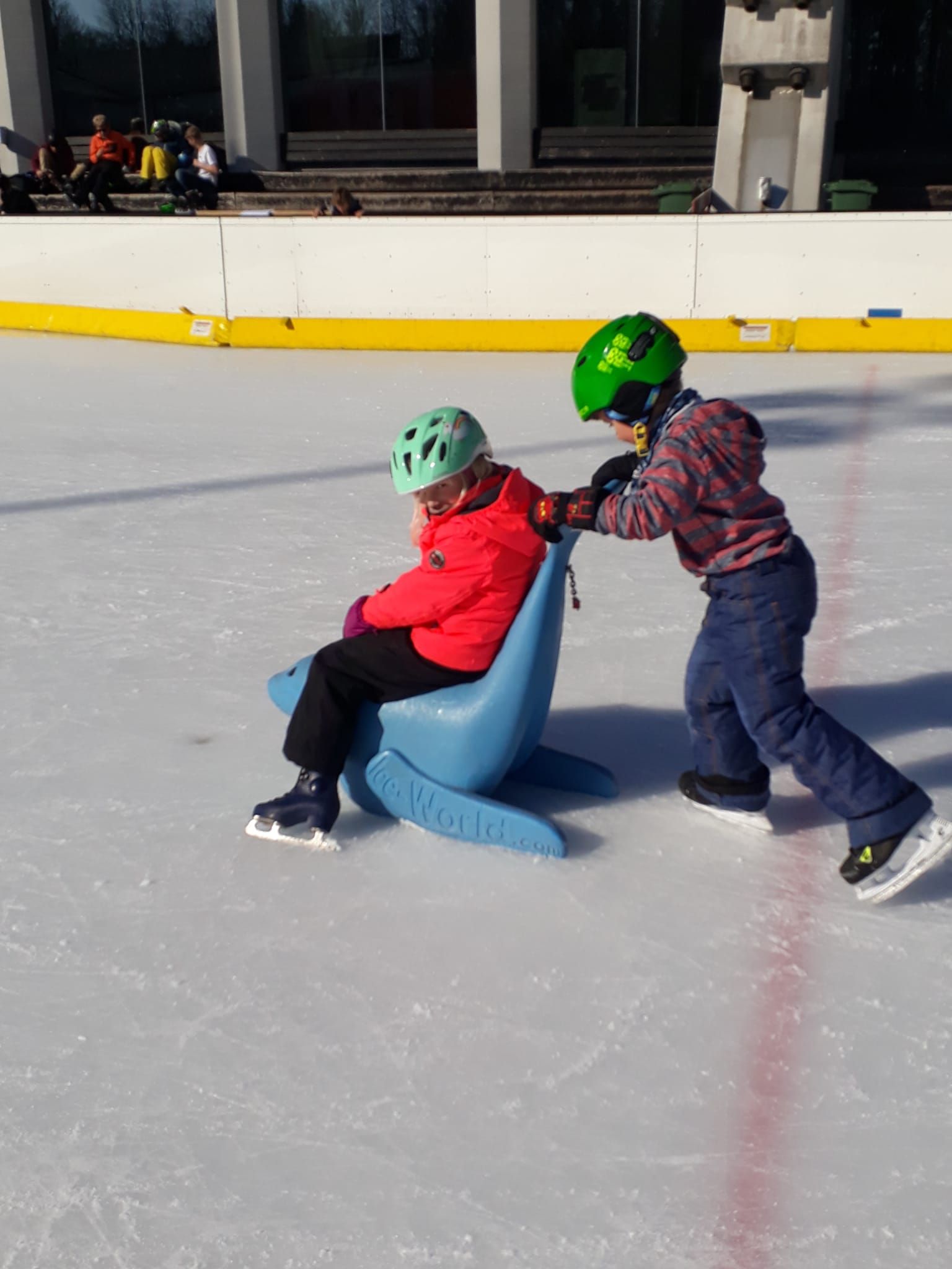 Schule Holderbank_Eislaufen_Helfen