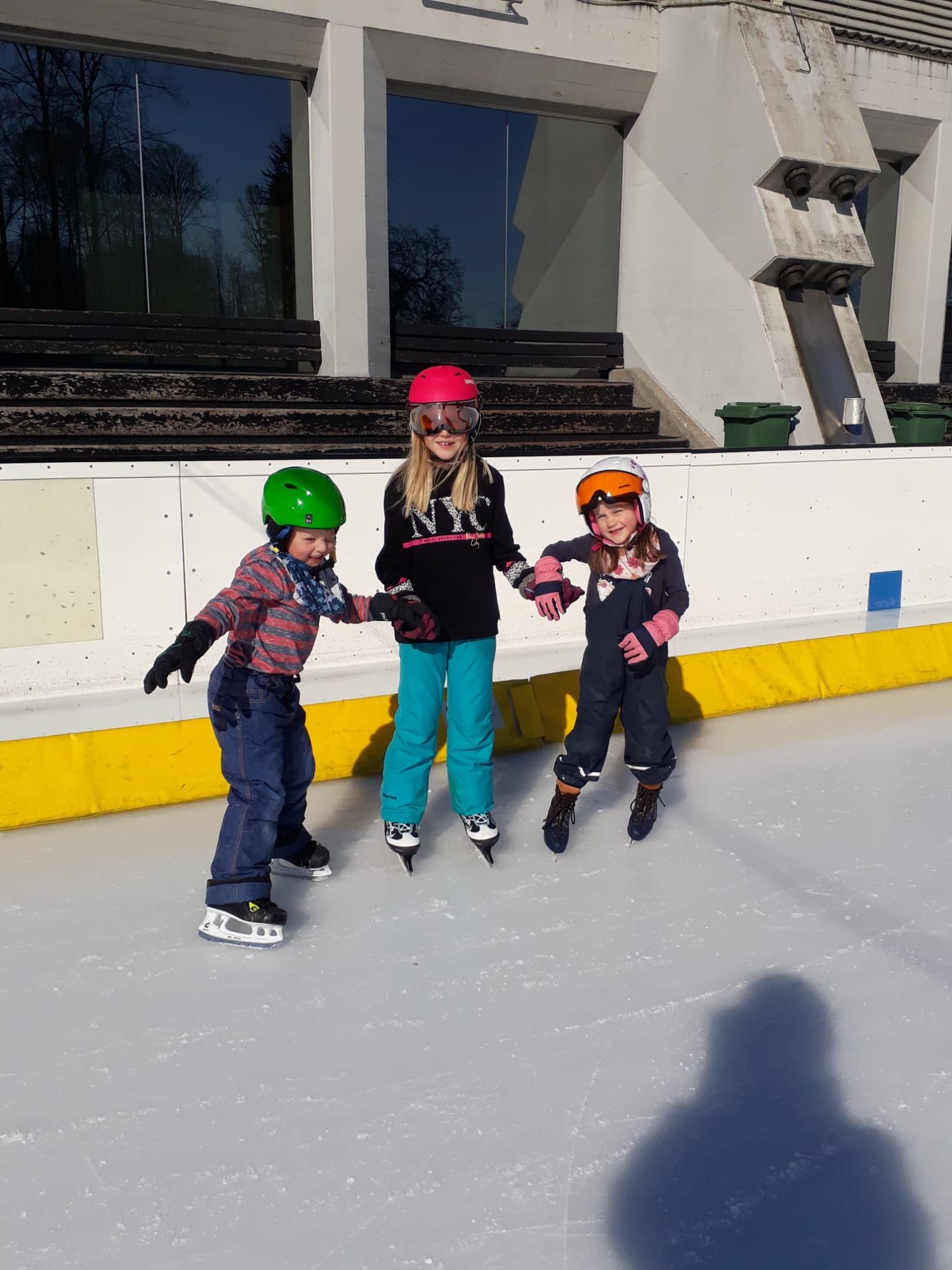 Schule Holderbank_Eislaufen_drei_maedchen_gluecklich