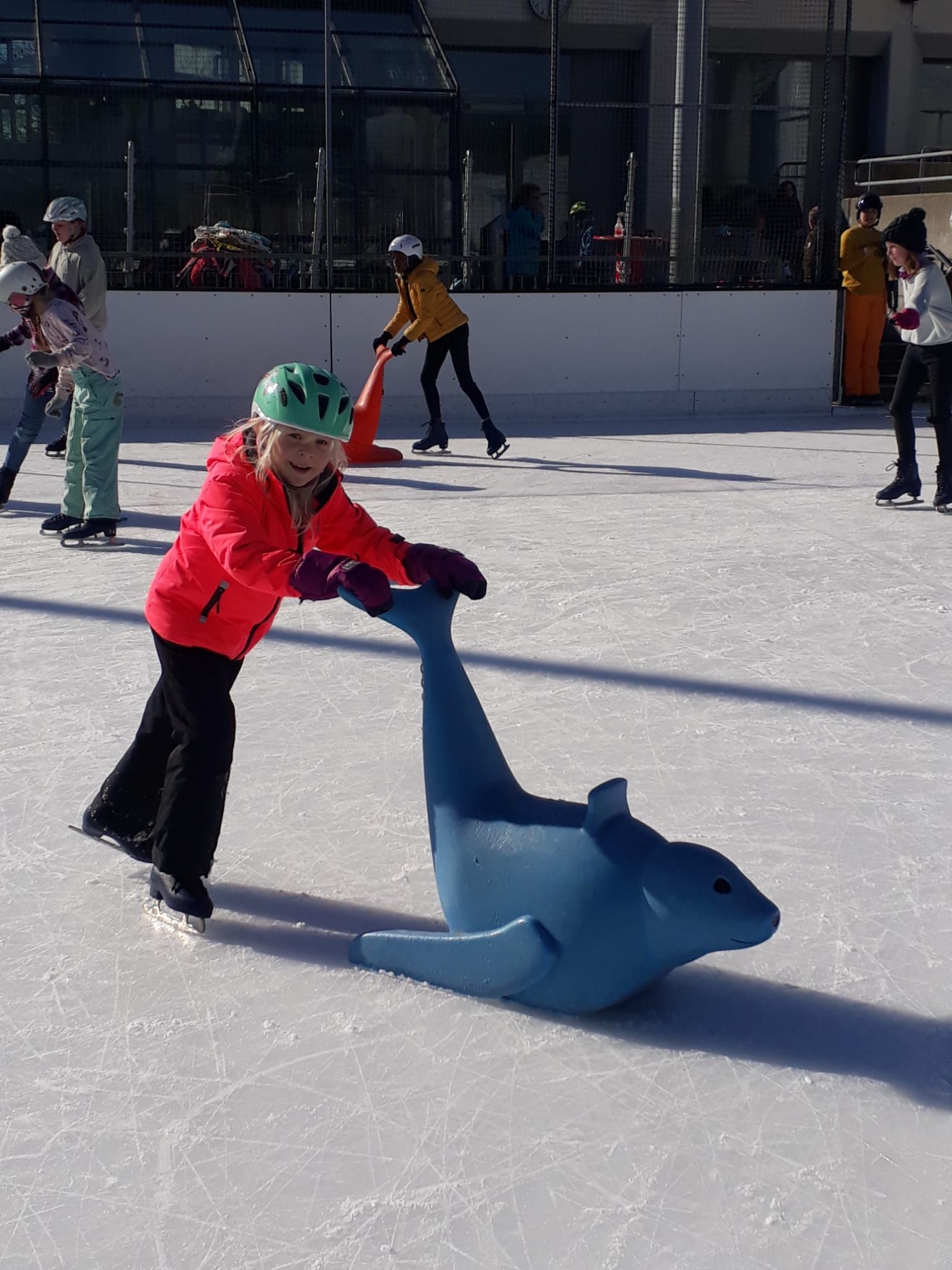 Schule Holderbank_Eislaufen_mit_hilfe