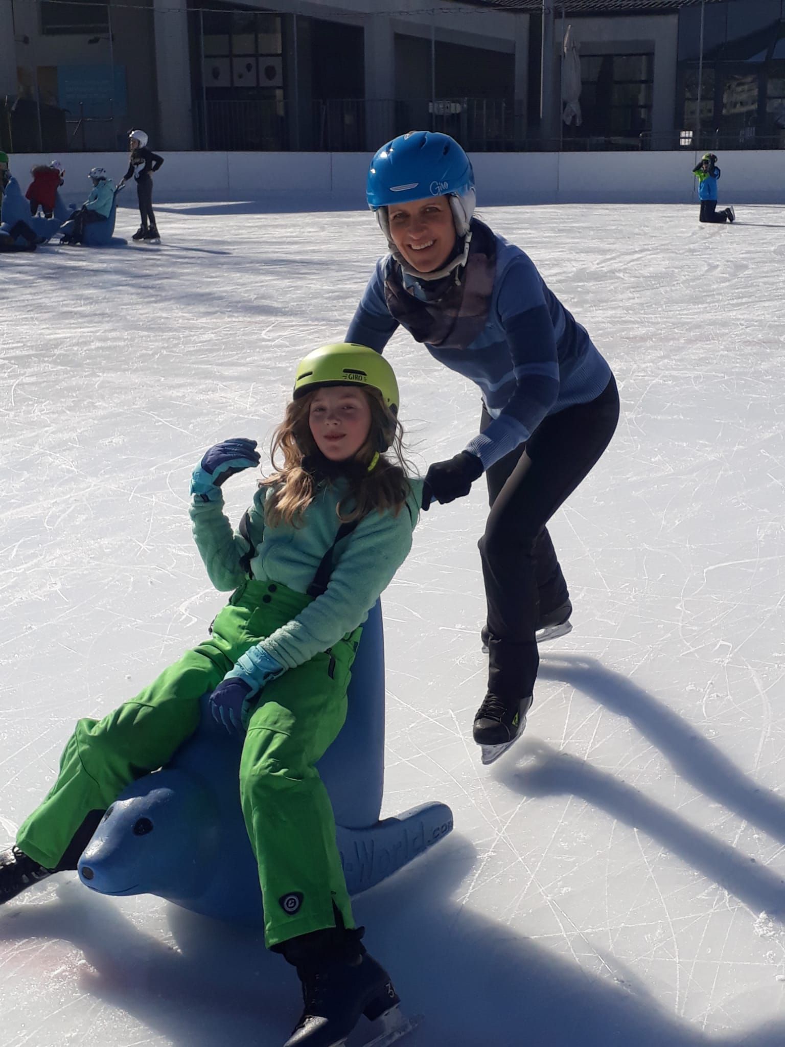 Schule Holderbank_Eislaufen_mit_hilfe_einander_helfen