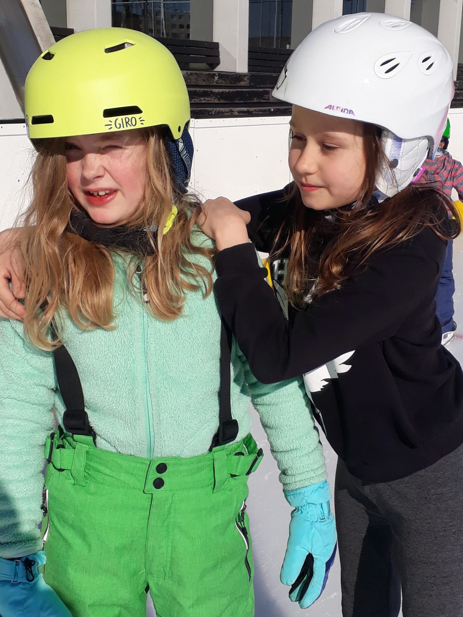 Schule Holderbank_Eislaufen_zwei_maedchen